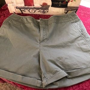 💜💜 Women’s Dockers Cuffed Shorts Size 10 Green